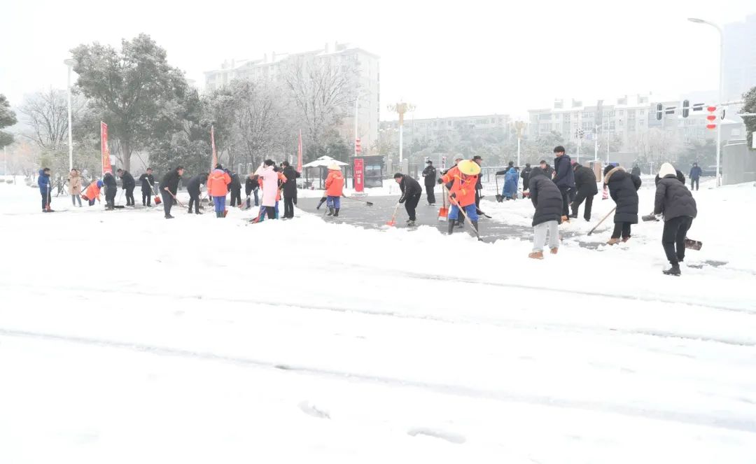 掃雪除冰保安全，平平安安過(guò)大年