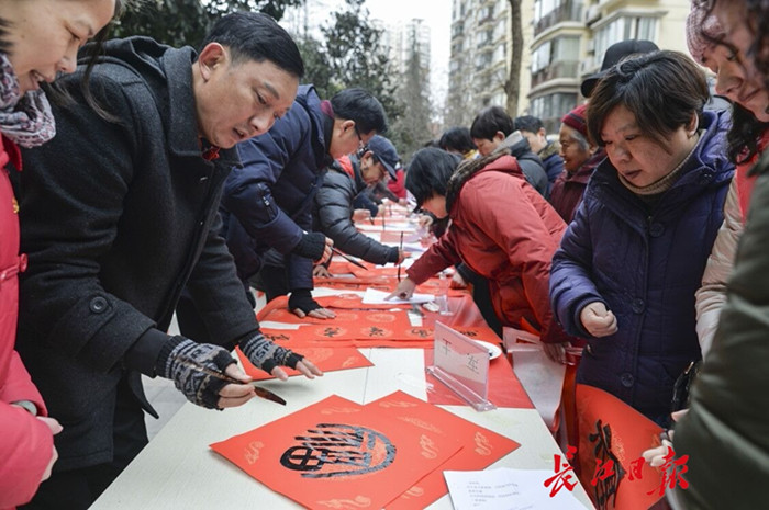 這一天，居民激動了，第一次在社區(qū)里升國旗唱國歌(圖1)