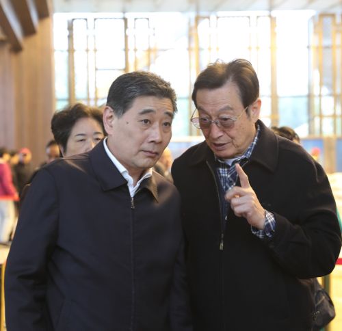 市老領(lǐng)導(dǎo)參觀(guān)考察武漢體育中心(圖2)