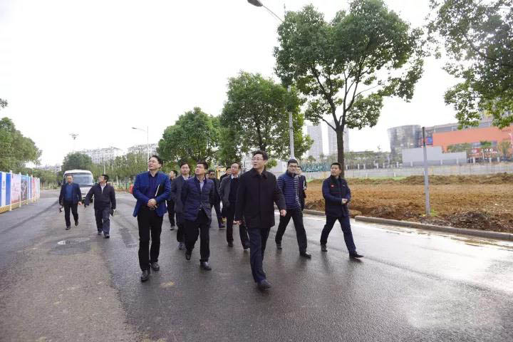 胡亞波現(xiàn)場調研推進軍運會改造項目建設