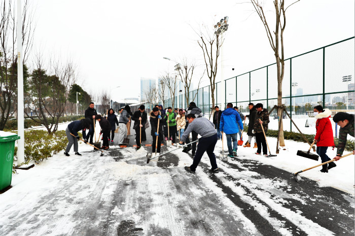 一場雪，體育中心美得不要不要的</br>但最美的風(fēng)景還是他們(圖13)