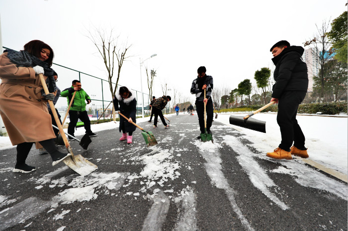 一場雪，體育中心美得不要不要的</br>但最美的風(fēng)景還是他們(圖14)