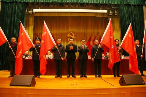 四百建設(shè)者奮戰(zhàn)軍運會主場館(圖5)