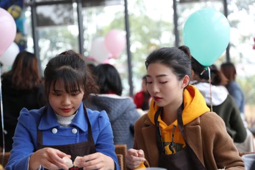 巧手做糕點(diǎn)，甜蜜迎佳節(jié) ▏武漢體育中心舉行“三八”婦女節(jié)關(guān)愛(ài)活動(dòng)(圖4)