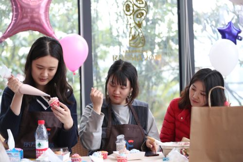 巧手做糕點(diǎn)，甜蜜迎佳節(jié) ▏武漢體育中心舉行“三八”婦女節(jié)關(guān)愛(ài)活動(dòng)(圖2)