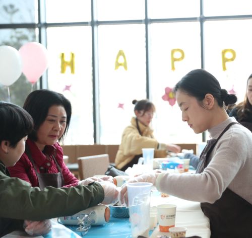 巧手做糕點(diǎn)，甜蜜迎佳節(jié) ▏武漢體育中心舉行“三八”婦女節(jié)關(guān)愛(ài)活動(dòng)(圖3)