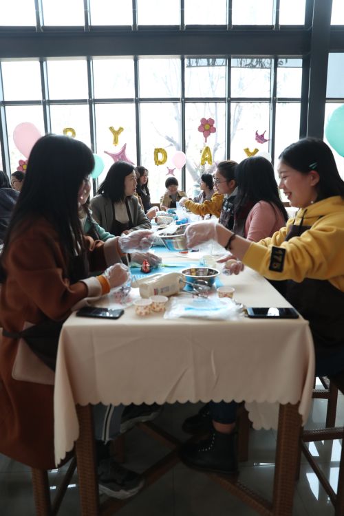 巧手做糕點(diǎn)，甜蜜迎佳節(jié) ▏武漢體育中心舉行“三八”婦女節(jié)關(guān)愛(ài)活動(dòng)(圖6)