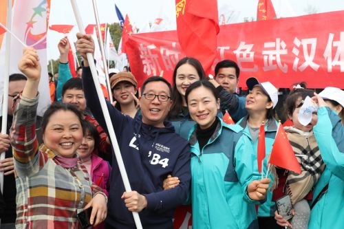 “與軍運(yùn)同行”徒步活動上演“快閃”  武漢體育中心作為企業(yè)代表隊第一方陣登場(圖1)