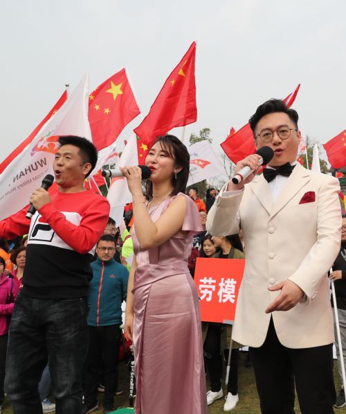 “與軍運(yùn)同行”徒步活動上演“快閃”  武漢體育中心作為企業(yè)代表隊第一方陣登場(圖7)