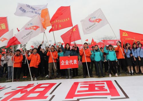 “與軍運(yùn)同行”徒步活動上演“快閃”  武漢體育中心作為企業(yè)代表隊第一方陣登場(圖2)