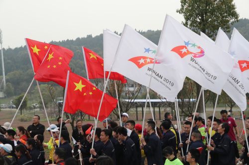 “與軍運(yùn)同行”徒步活動上演“快閃”  武漢體育中心作為企業(yè)代表隊第一方陣登場(圖8)