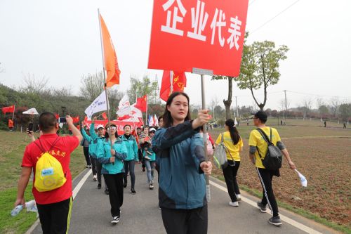 “與軍運(yùn)同行”徒步活動上演“快閃”  武漢體育中心作為企業(yè)代表隊第一方陣登場(圖9)