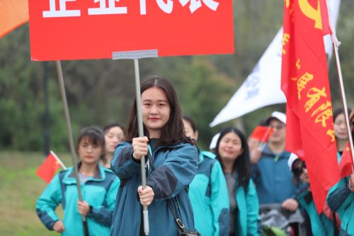 “與軍運(yùn)同行”徒步活動上演“快閃”  武漢體育中心作為企業(yè)代表隊第一方陣登場(圖13)