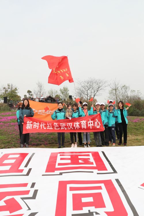 “與軍運(yùn)同行”徒步活動上演“快閃”  武漢體育中心作為企業(yè)代表隊第一方陣登場(圖12)
