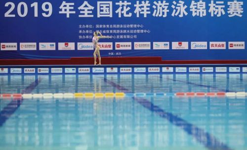 “水上芭蕾”究竟有多美？全國花樣游泳錦標(biāo)賽武漢“綻放”（附精美圖集）(圖1)