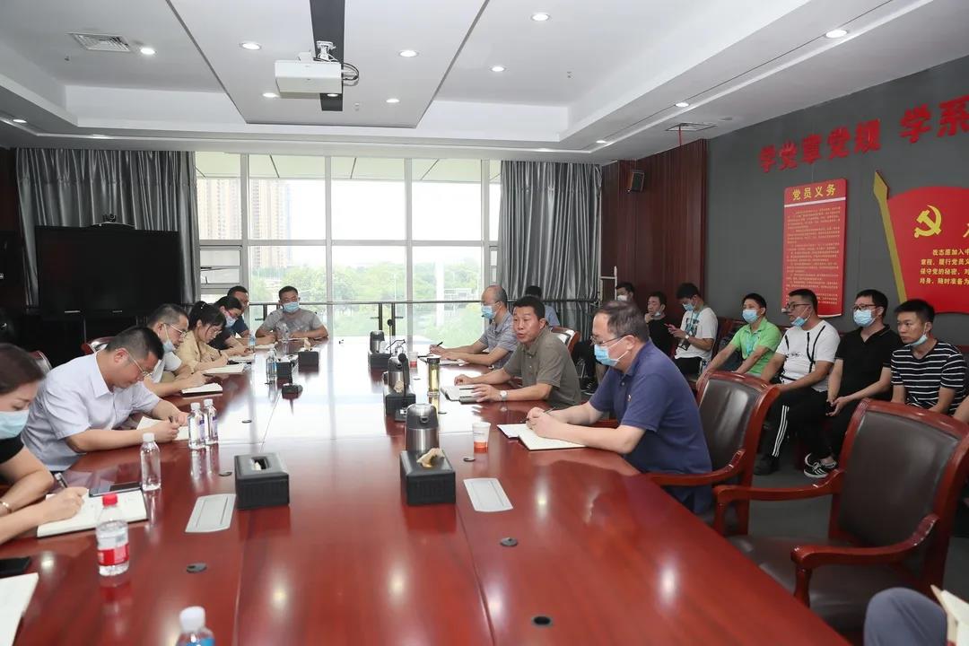 公司召開防汛抗洪工作動(dòng)員會(huì) 會(huì)后吳志鋒帶隊(duì)巡查堤防(圖2)