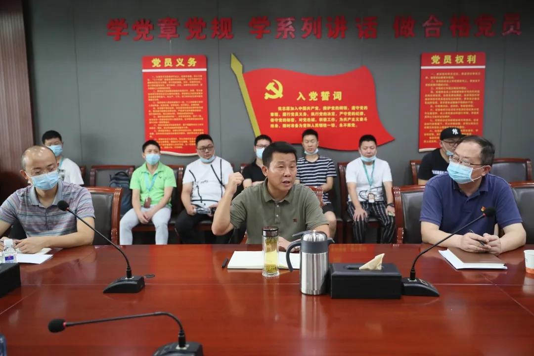 公司召開防汛抗洪工作動(dòng)員會(huì) 會(huì)后吳志鋒帶隊(duì)巡查堤防(圖1)