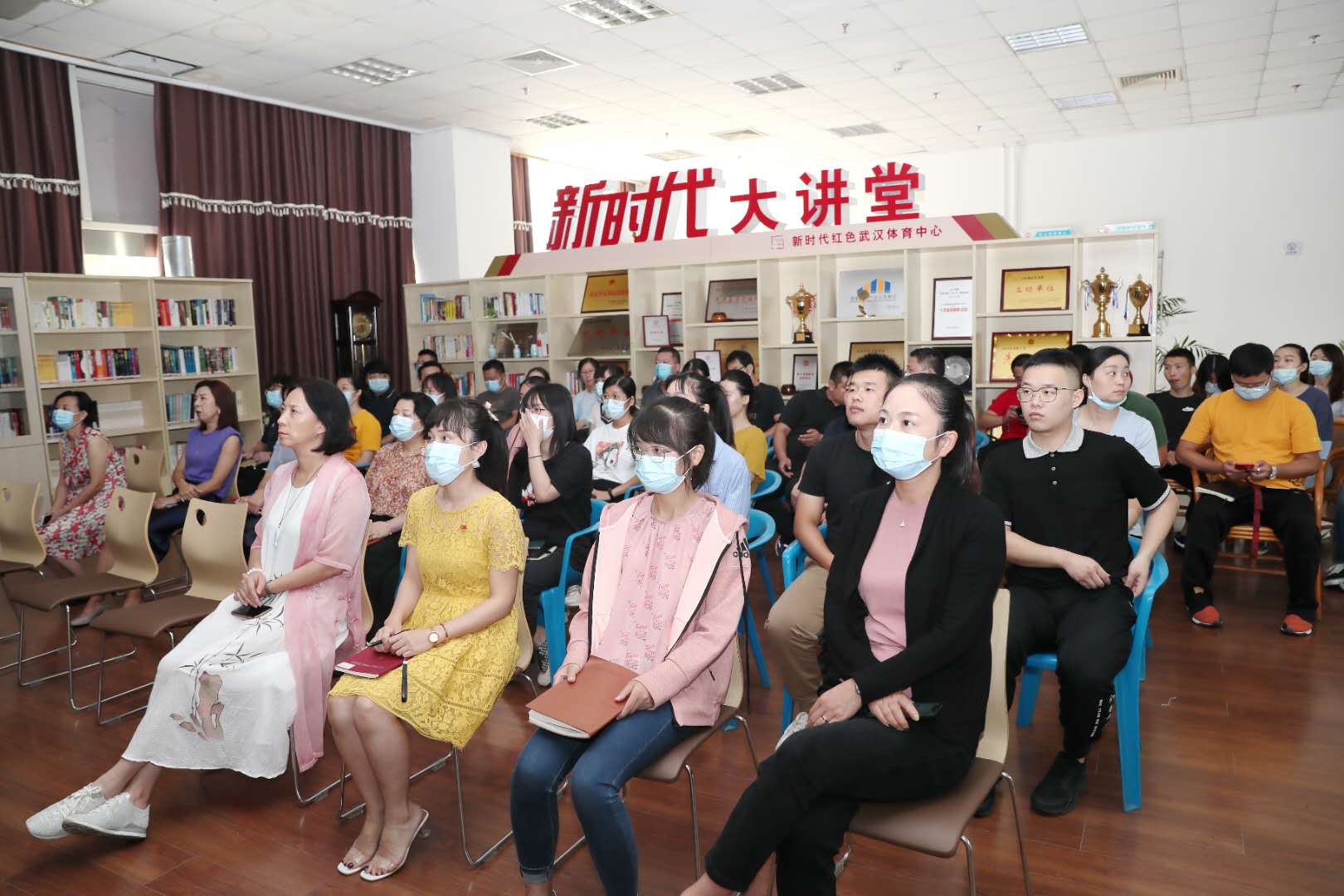 公司集中收看全國抗疫表彰大會(huì)(圖2)
