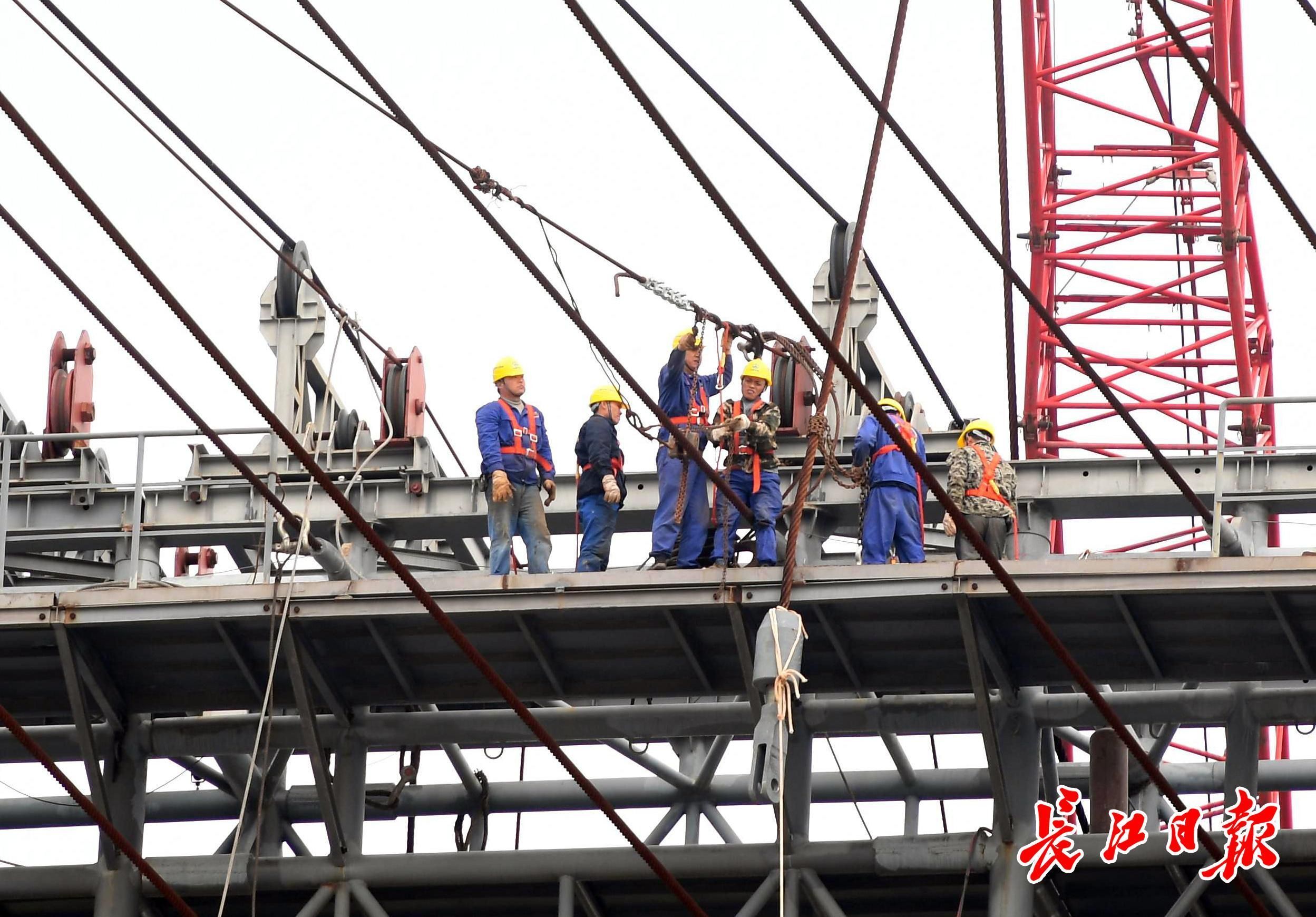 軍運會開幕式“幕后英雄”威亞塔開始拆除，1500噸回收鋼材將建籃球場等(圖1)